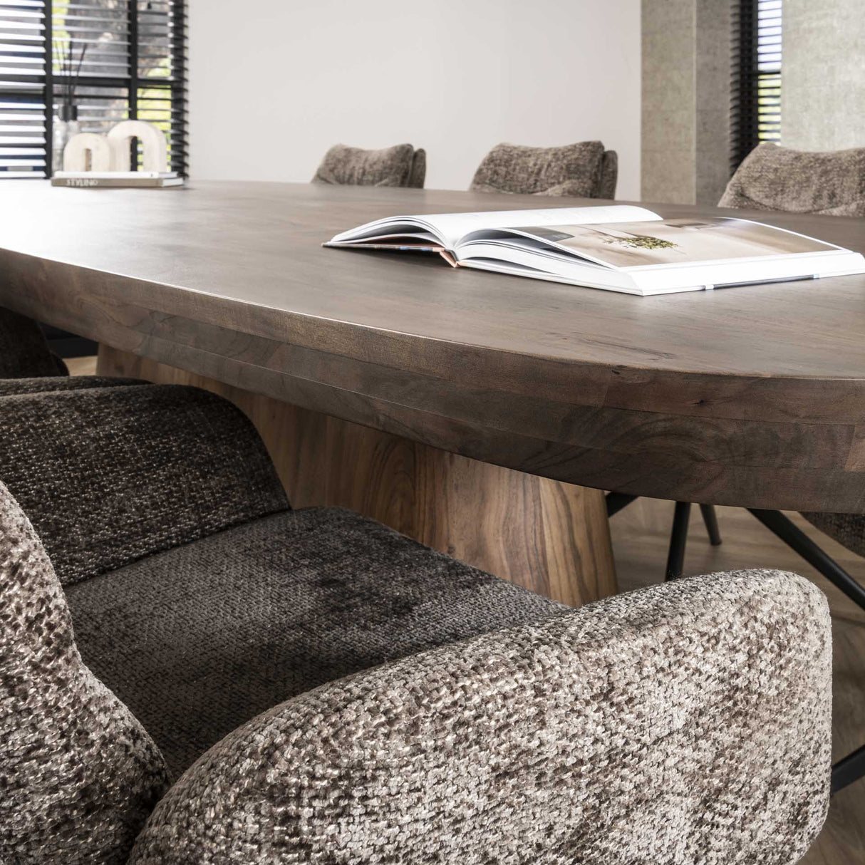 Deens Ovale Eettafel Alo Acaciahout Bruin 300x120 cm