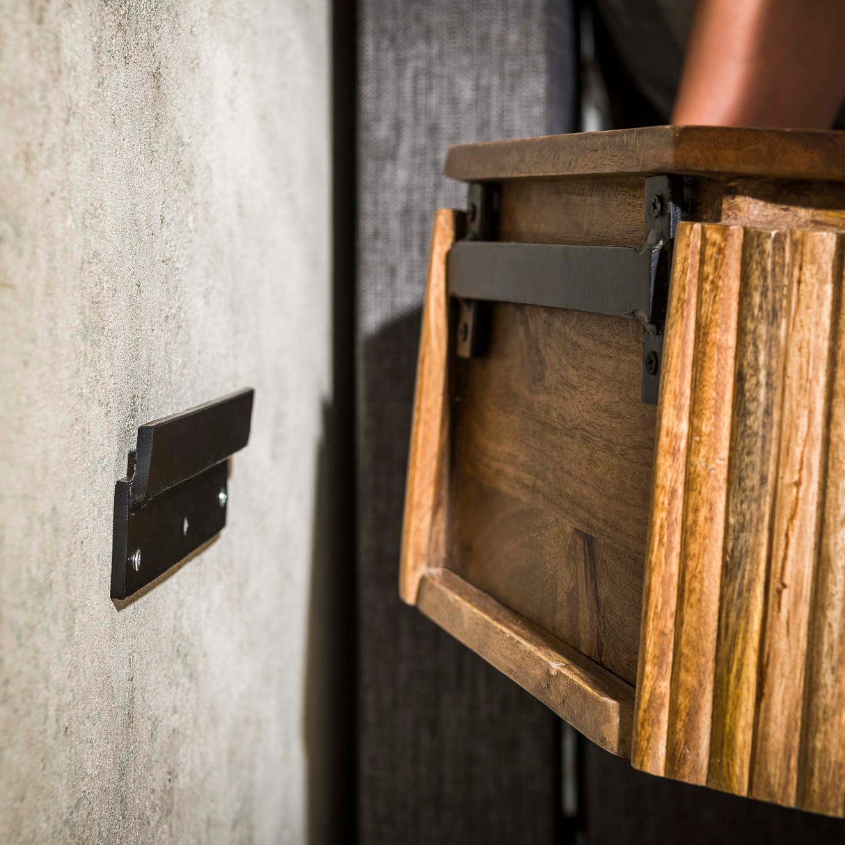 Mango nachtkastje rond 1 lade zand