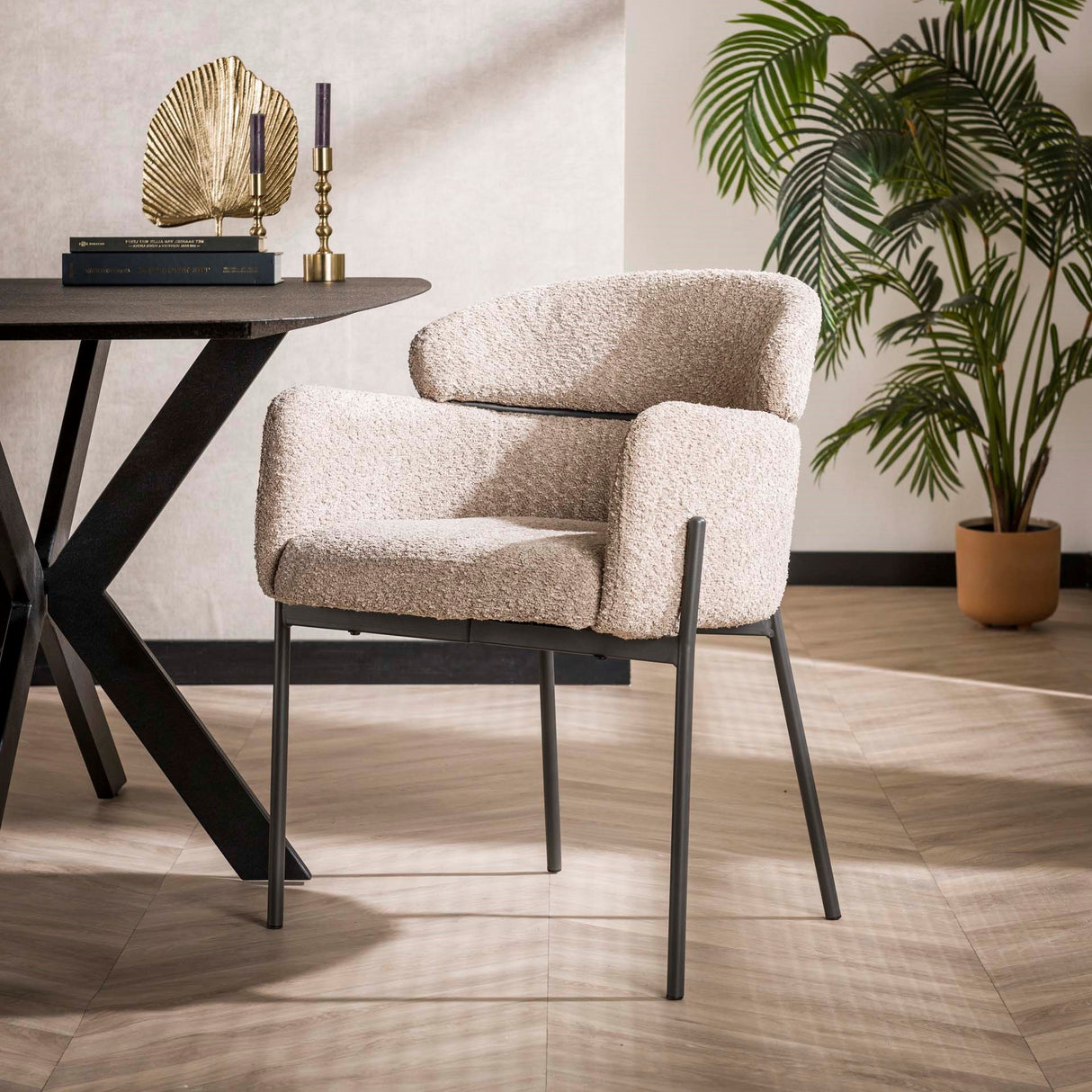 Eetkamerstoel Lola Bouclé stof Beige met ronde rug en arm