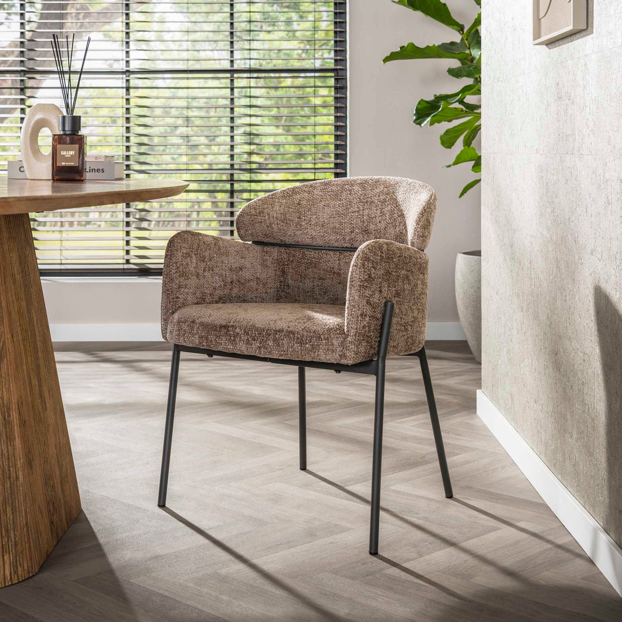 Eetkamerstoel Lola stof Champagne met ronde rug en arm