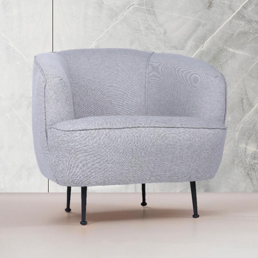 Moderne fauteuil licht grijs linnen stof met hoge poten Piccoli