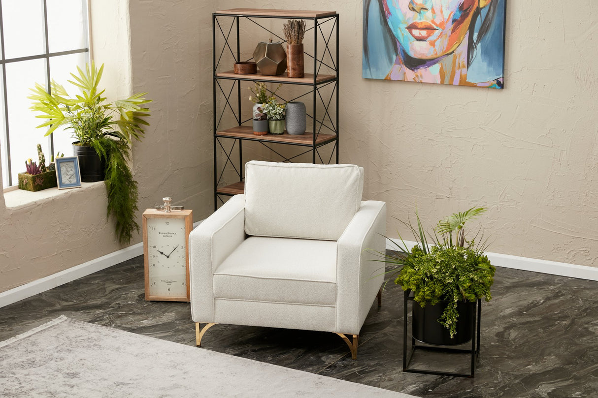 Moderne fauteuil crème bouclé stof met gouden stoelpoten Berlin