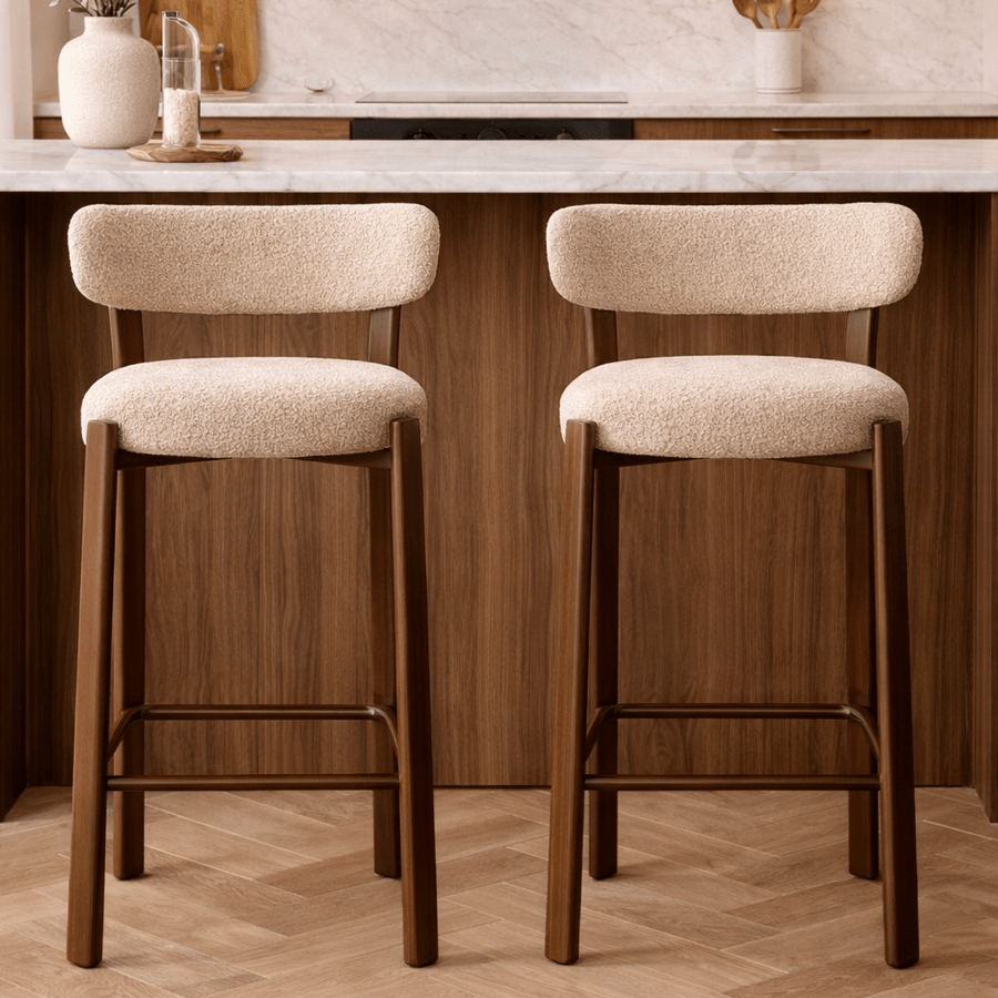 Barstoel bouclé zandkleur Aiko - walnootlook frame - Japandi