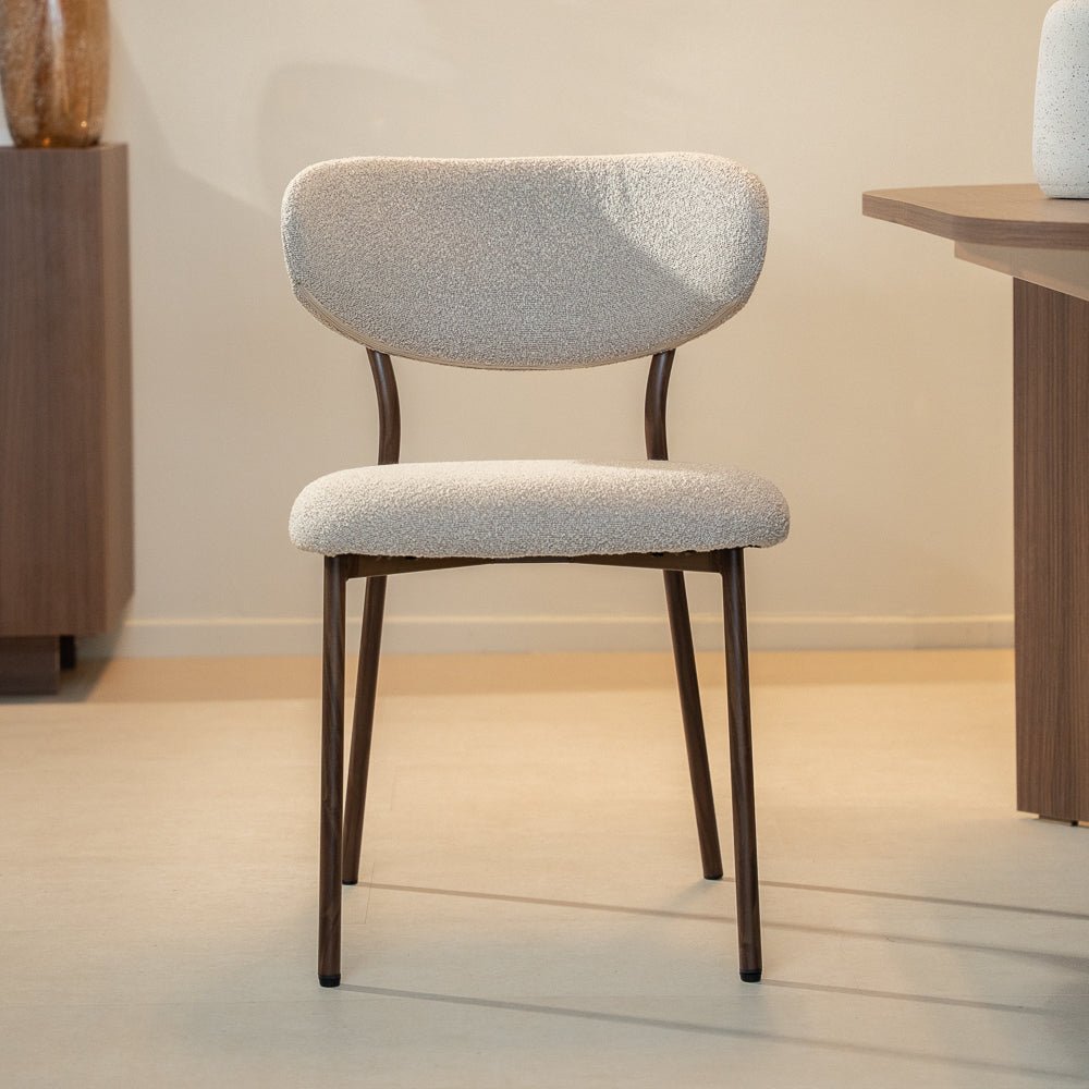 Eetkamerstoelen-Eetkamerstoel bouclé zandkleur Uma - walnootlook frame - Japandi-Dimehouse