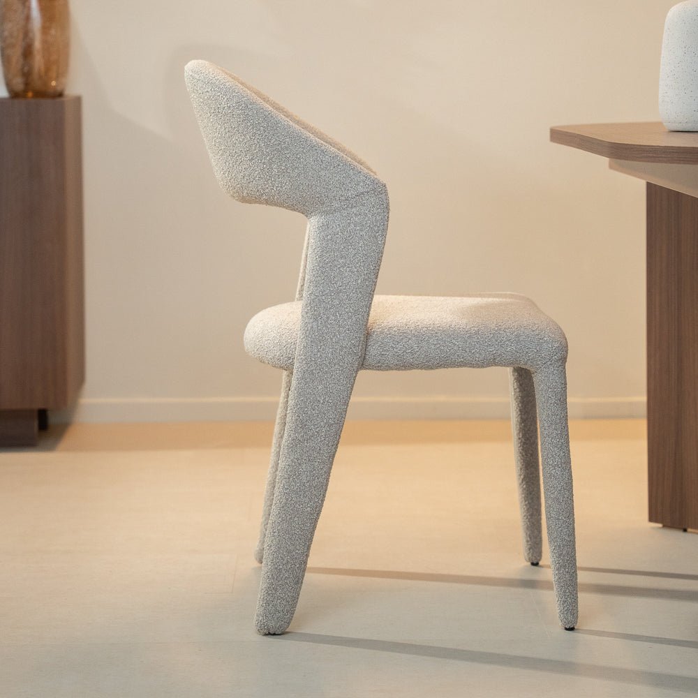 Eetkamerstoelen-Eetkamerstoel zandkleur bouclé Yumi - Japandi - volledig gestoffeerd-Dimehouse