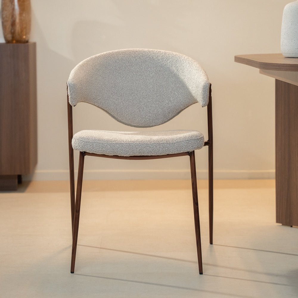 Eetkamerstoelen-Eetkamerstoel bouclé zandkleur Kaito - walnootlook frame - Japandi-Dimehouse