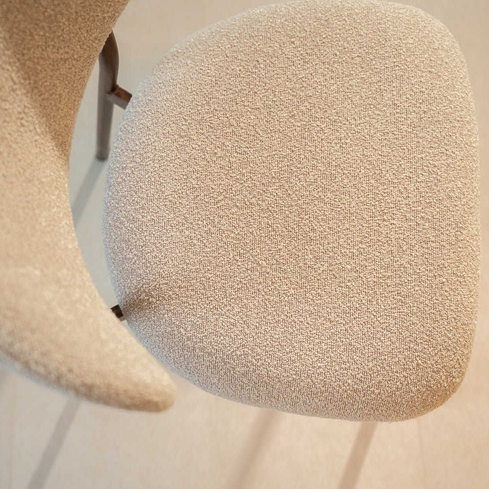 Eetkamerstoelen-Eetkamerstoel bouclé zandkleur Uma - walnootlook frame - Japandi-Dimehouse