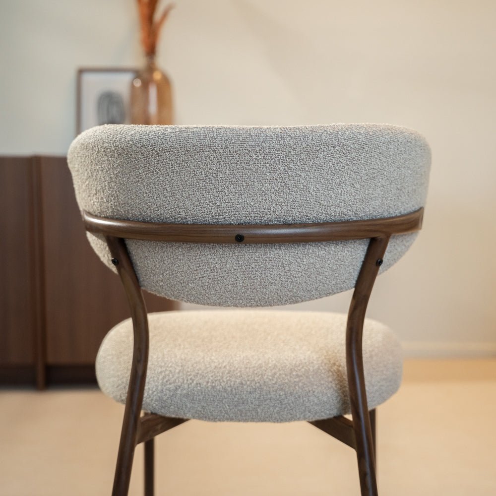 Eetkamerstoelen-Eetkamerstoel bouclé zandkleur Uma - walnootlook frame - Japandi-Dimehouse