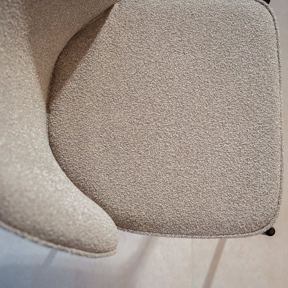 Eetkamerstoelen-Eetkamerstoel bouclé zandkleur Jiro - walnootlook frame - Japandi-Dimehouse