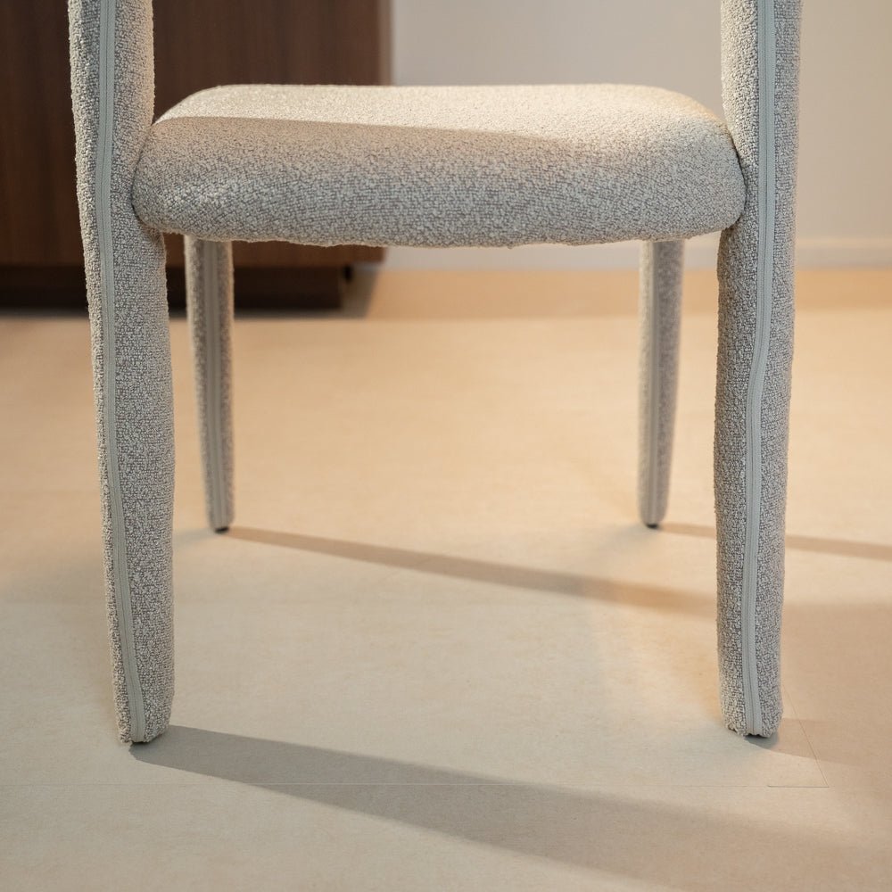 Eetkamerstoelen-Eetkamerstoel zandkleur bouclé Yumi - Japandi - volledig gestoffeerd-Dimehouse