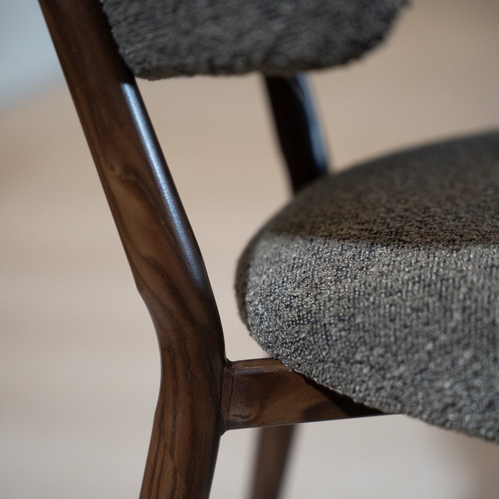 Eetkamerstoelen-Japandi Eetkamerstoel Yura Taupe - Walnootlook Frame-Dimehouse