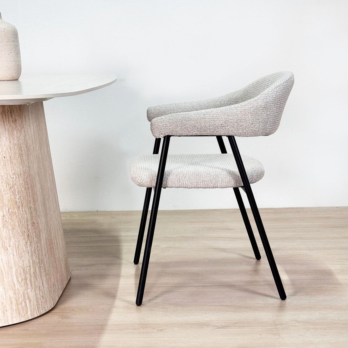 Complete Meubelset: Lea Eettafel Sintered Stone Marmerlook Travertine - Eiken Frame + 4x Lisa Eetkamerstoelen Bouclé Beige