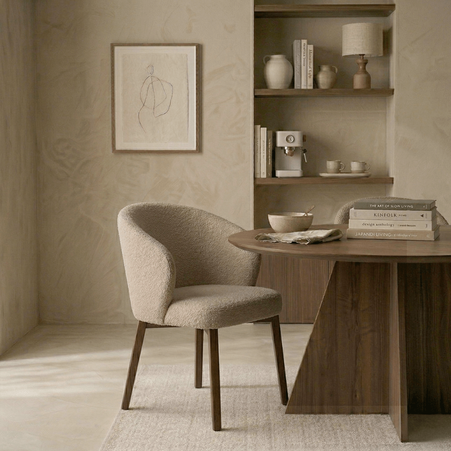Eetkamerstoel bouclé zandkleur Taro - walnootlook frame - Japandi