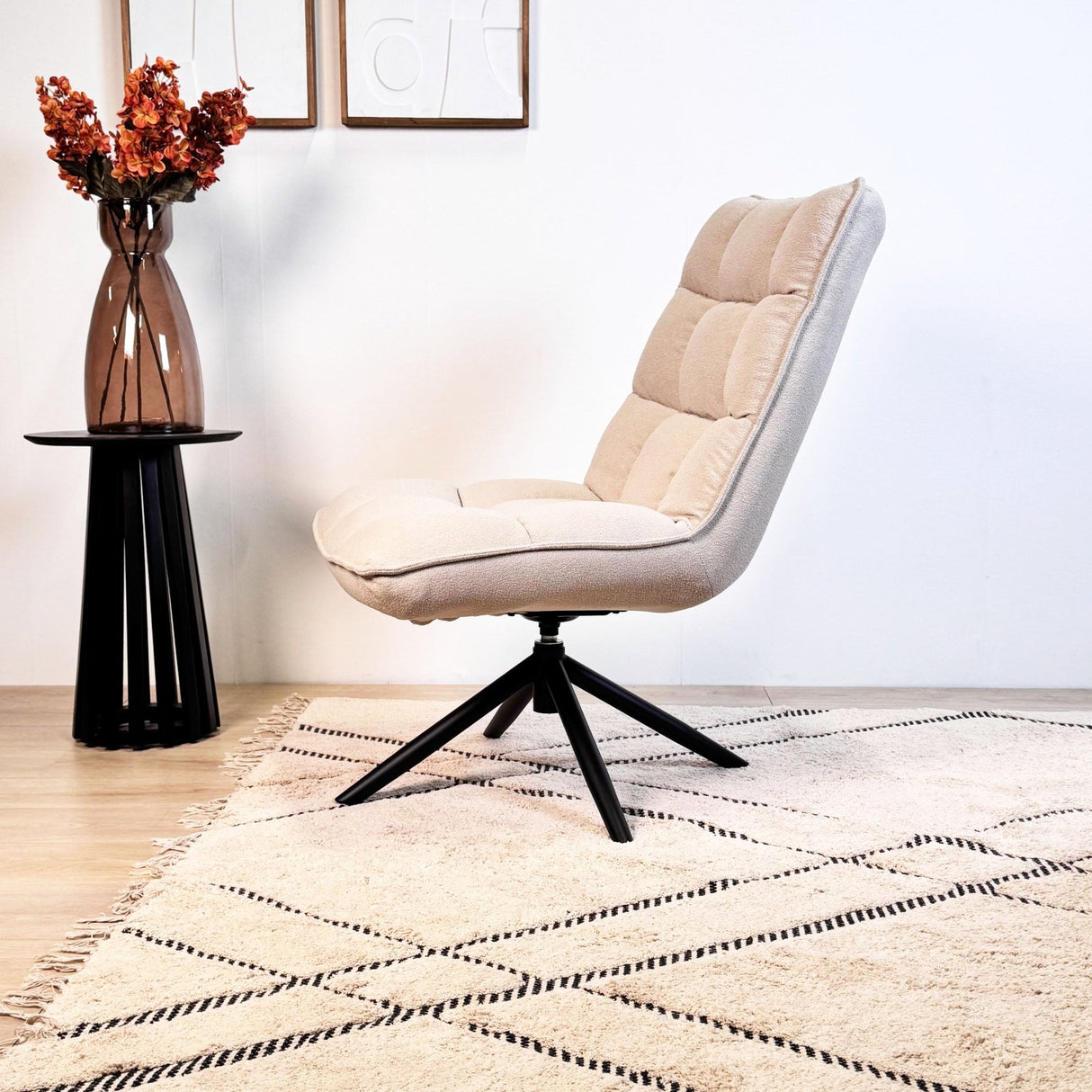 Scandinavische draaifauteuil beige bouclé stof 360° draaibaar Yuki