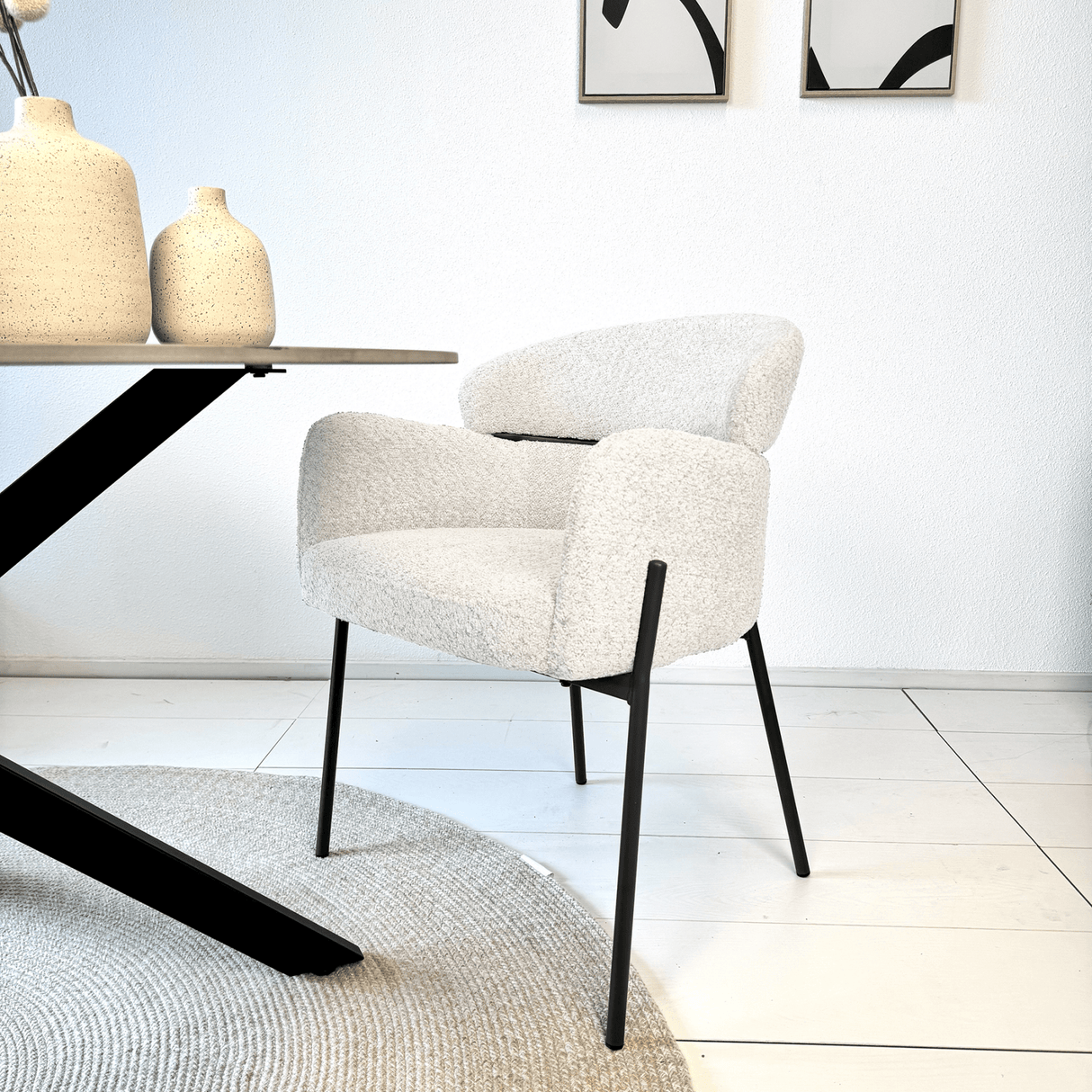 Eetkamerstoel Lola Bouclé stof Crème wit met ronde rug en arm