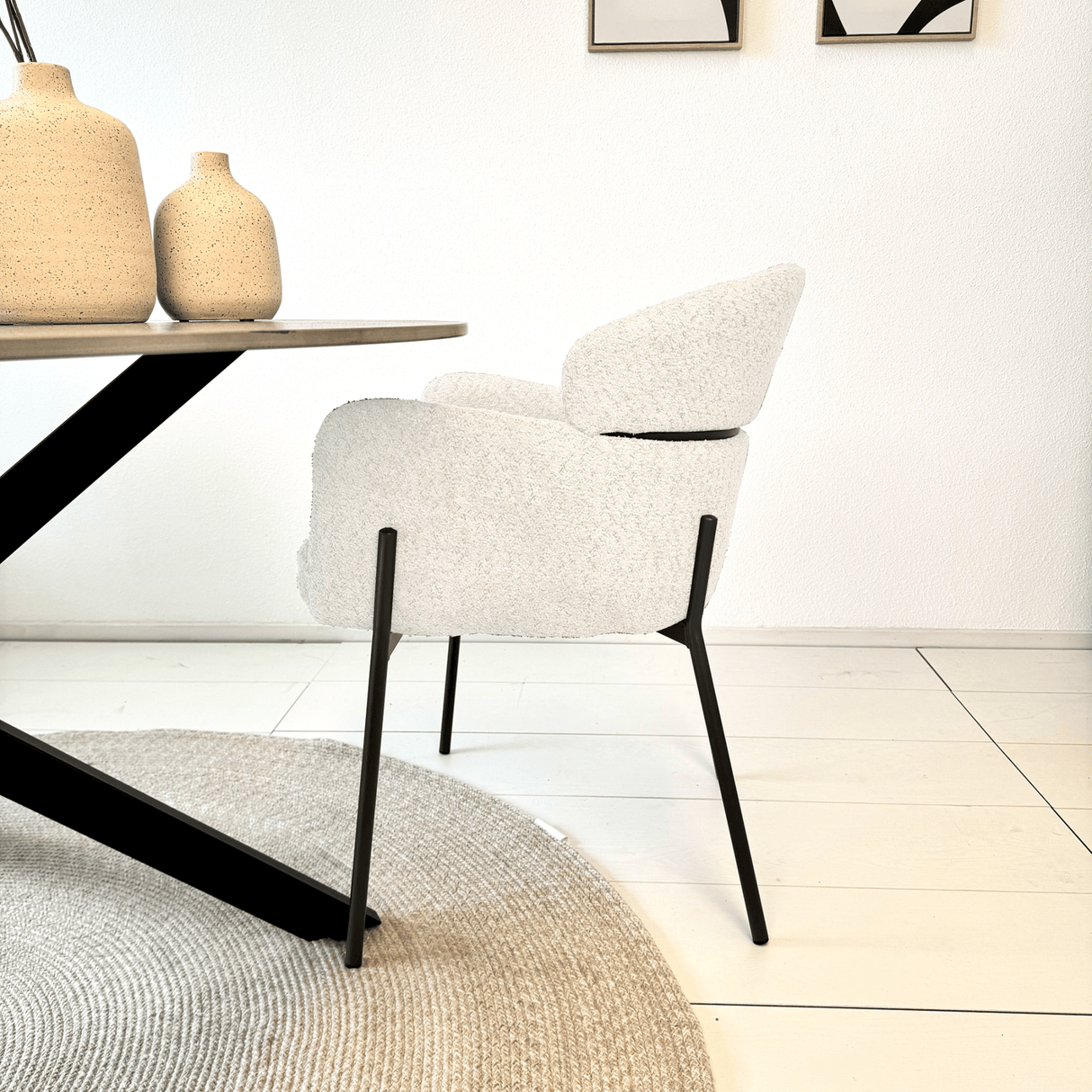 Eetkamerstoel Lola Bouclé stof Crème wit met ronde rug en arm