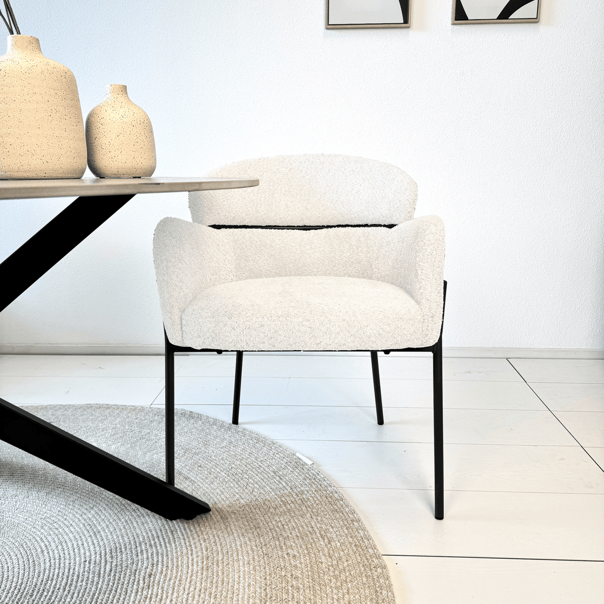 Eetkamerstoel Lola Bouclé stof Crème wit met ronde rug en arm