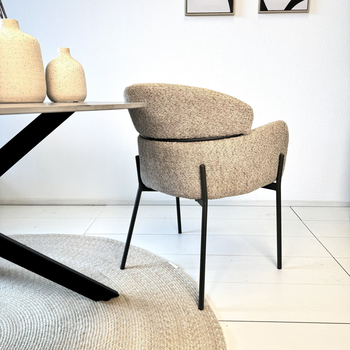 Eetkamerstoel Lola Bouclé stof Beige met ronde rug en arm