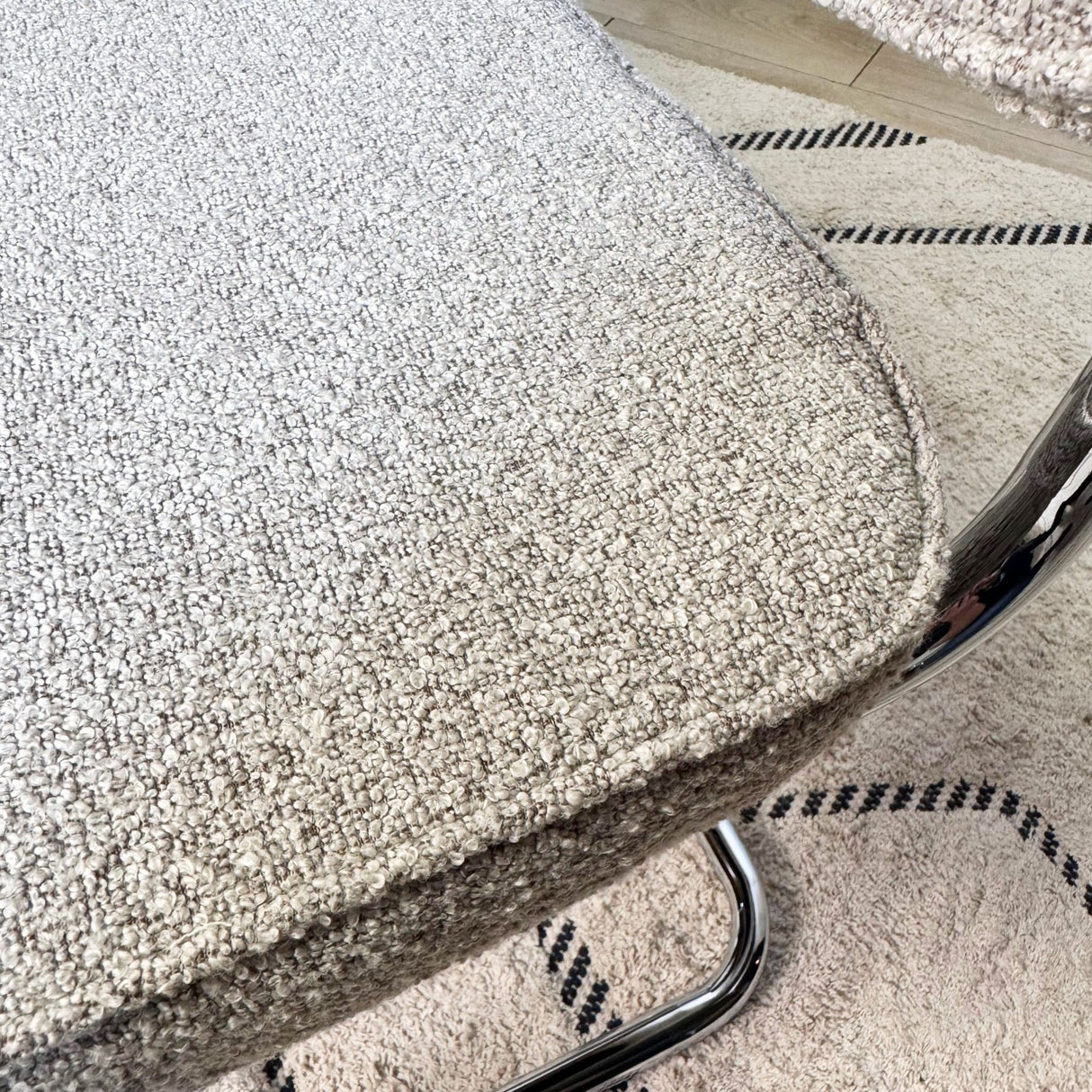 Moderne Eetkamerstoel Zandkleur Bouclé Stof Sway - Chrome Frame - Zonder Armleuningen