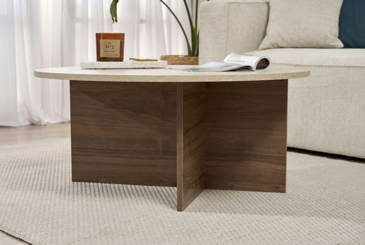 Ronde salontafel met travertin blad en donker houten onderstel in kruisvorm.