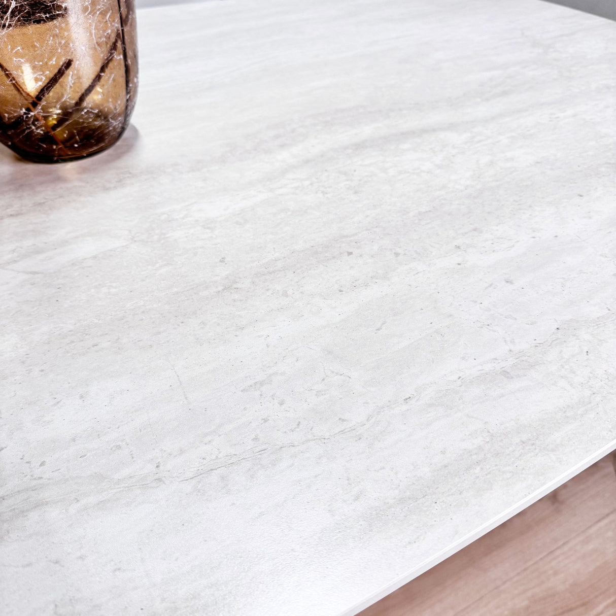 Complete Meubelset: Lea Eettafel Sintered Stone Marmerlook Travertine - Walnoot Frame + 4x Lisa Eetkamerstoelen Bouclé Grijs