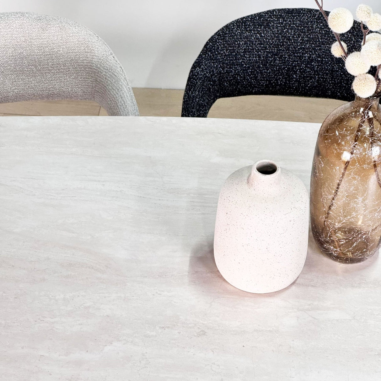 Complete Meubelset: Lea Eettafel Sintered Stone Marmerlook Travertine - Walnoot Frame + 4x Lisa Eetkamerstoelen Bouclé Grijs