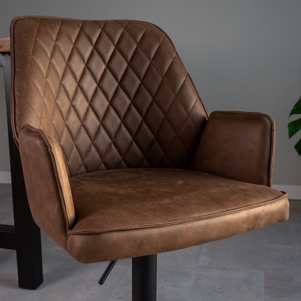 Draaibare Barkruk Taupe Microvezel Stof Novan - Verstelbaar - Met Armleuningen