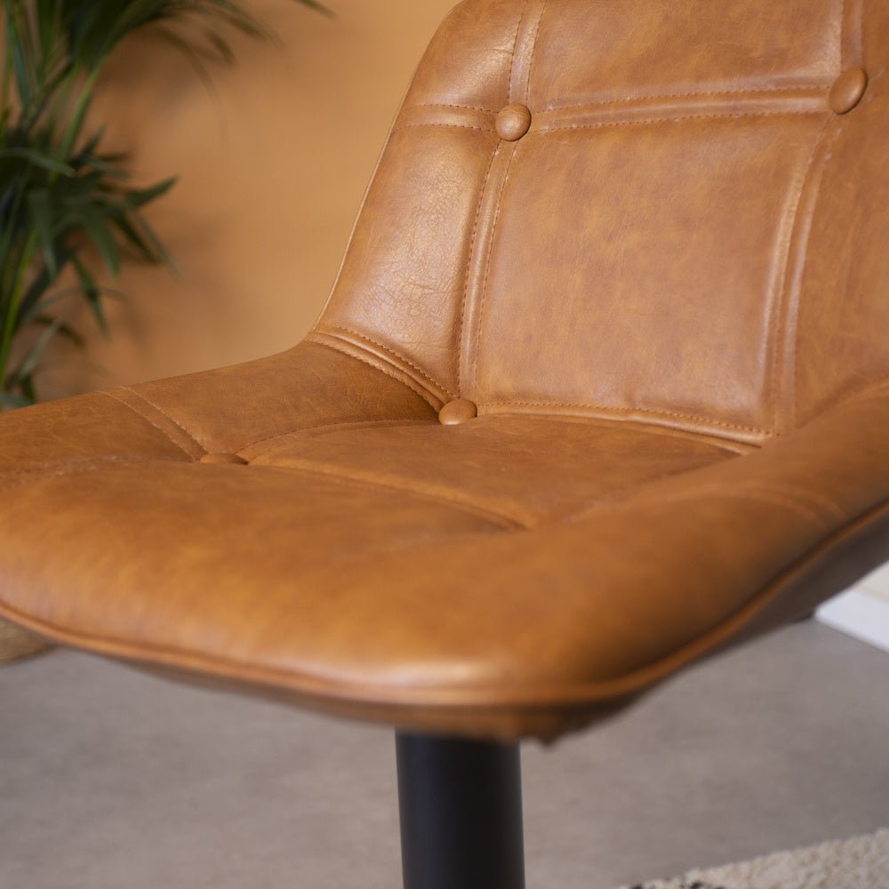 Barkruk Jason Dimehouse Cognac LxBxH 82x52x39 Kunstleer Sfeerfoto detail