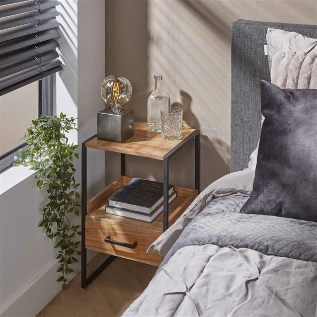 Nachtkastje Paul DH Interior Acacia LxBxH 60x39x28 Acaciahout Sfeerfoto schuin vooraanzicht