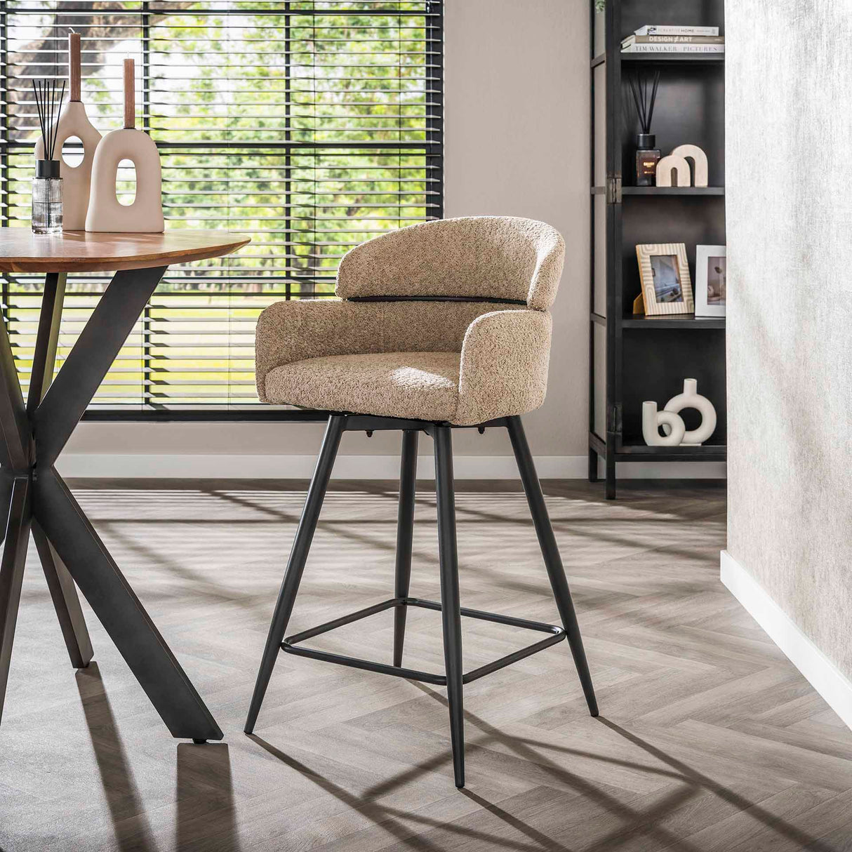 Set van 2 barkrukken Sienna Bouclé zand ronde rug draaibaar