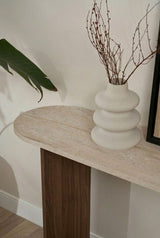 Moderne ovale sidetable met een travertin look blad en walnoot melamine onderstel. Stijlvol minimalistisch design.
