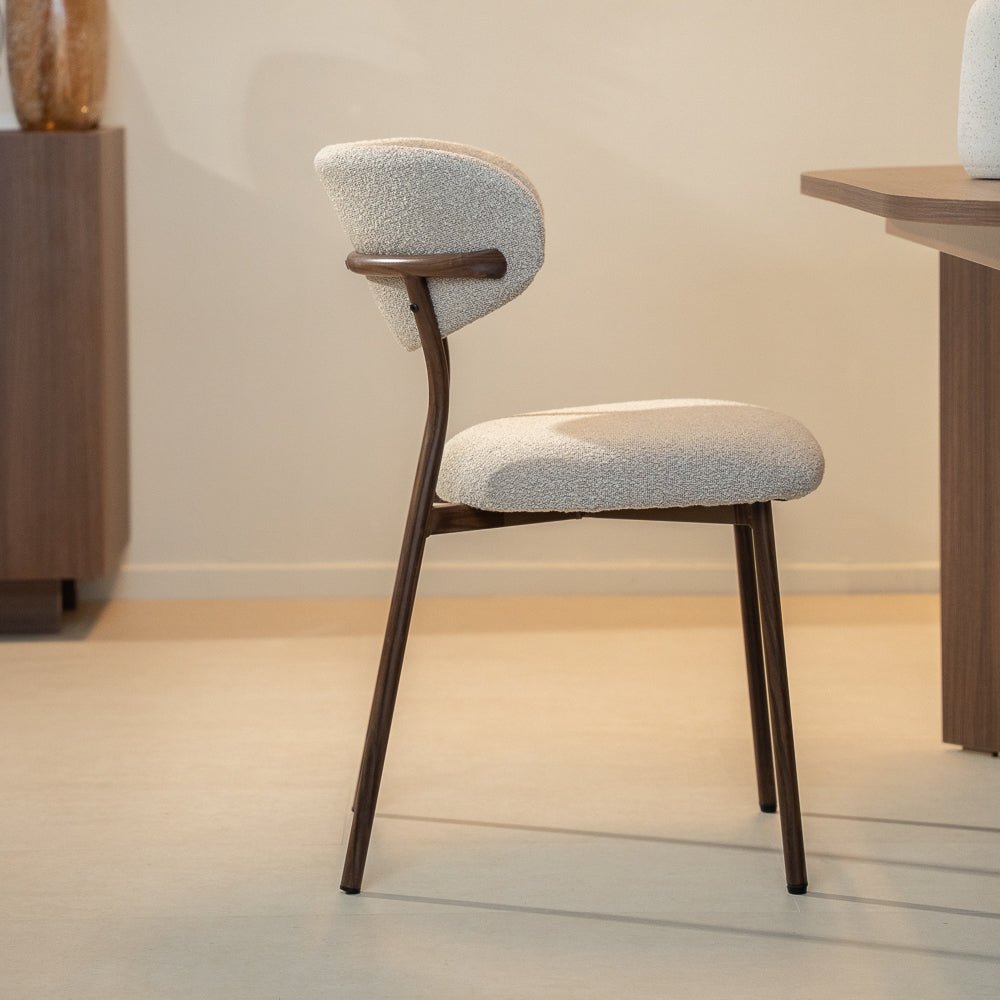 Eetkamerstoelen-Eetkamerstoel bouclé zandkleur Uma - walnootlook frame - Japandi-Dimehouse