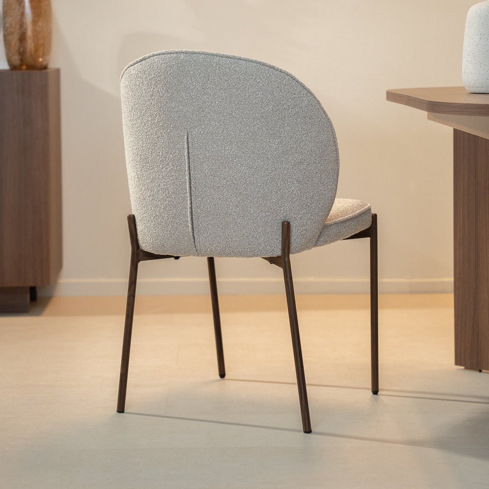 Eetkamerstoelen-Eetkamerstoel bouclé zandkleur Jiro - walnootlook frame - Japandi-Dimehouse
