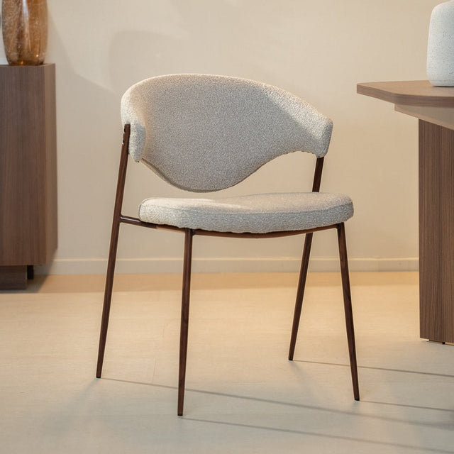 Eetkamerstoelen-Eetkamerstoel bouclé zandkleur Kaito - walnootlook frame - Japandi-Dimehouse