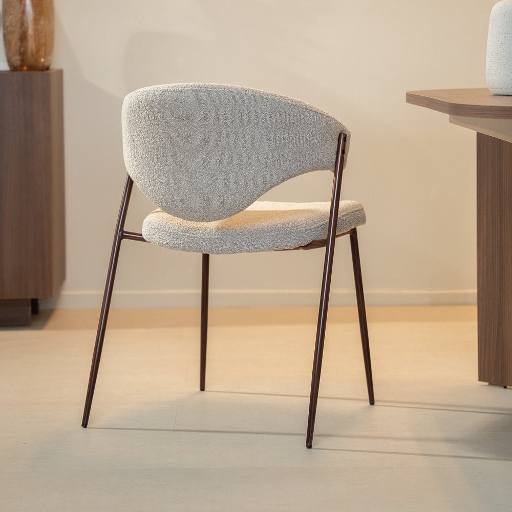 Eetkamerstoelen-Eetkamerstoel bouclé zandkleur Kaito - walnootlook frame - Japandi-Dimehouse
