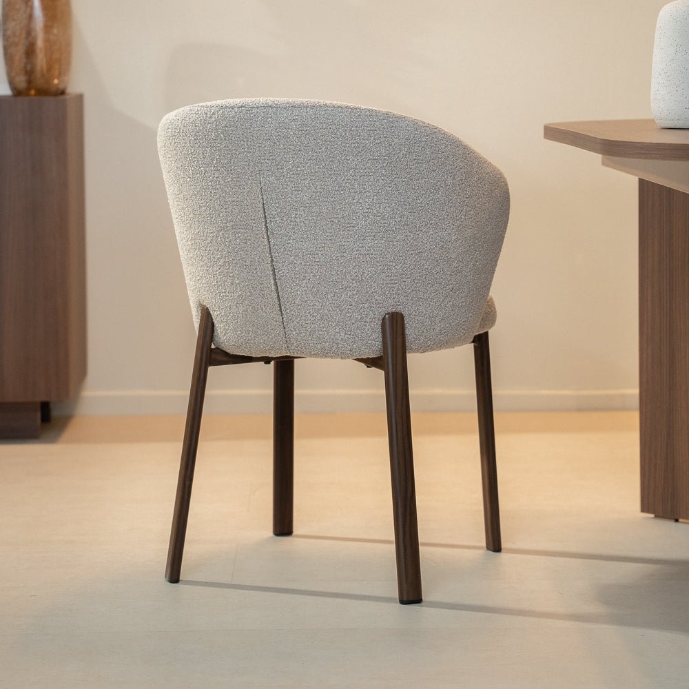 Eetkamerstoelen-Eetkamerstoel bouclé zandkleur Taro - walnootlook frame - Japandi-Dimehouse