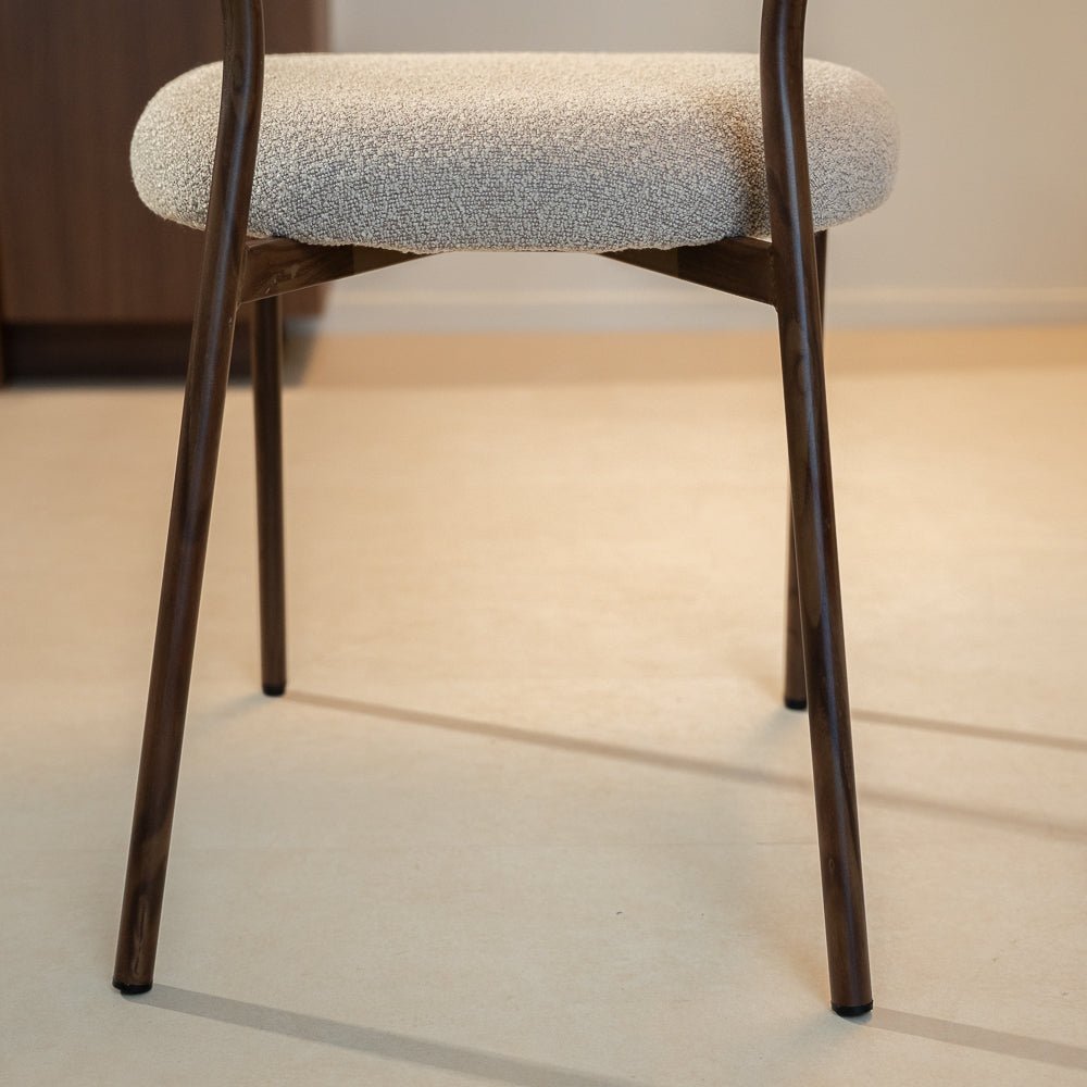 Eetkamerstoelen-Eetkamerstoel bouclé zandkleur Uma - walnootlook frame - Japandi-Dimehouse