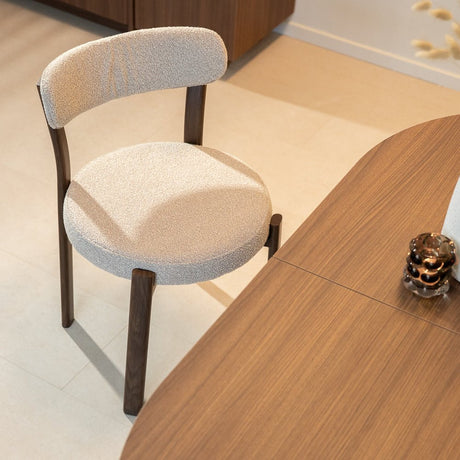 Eetkamerstoelen-Eetkamerstoel bouclé zandkleur Aiko - walnootlook frame - Japandi-Dimehouse