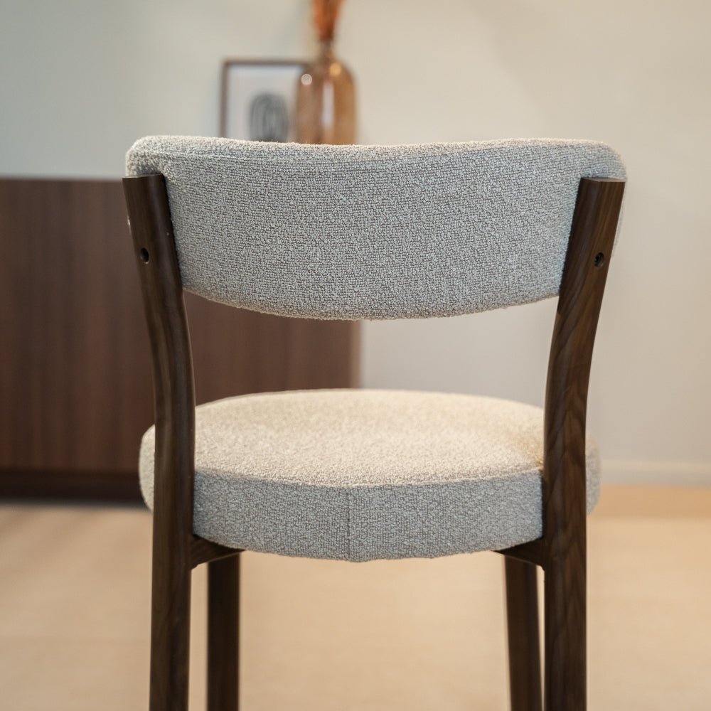 Eetkamerstoelen-Eetkamerstoel bouclé zandkleur Aiko - walnootlook frame - Japandi-Dimehouse