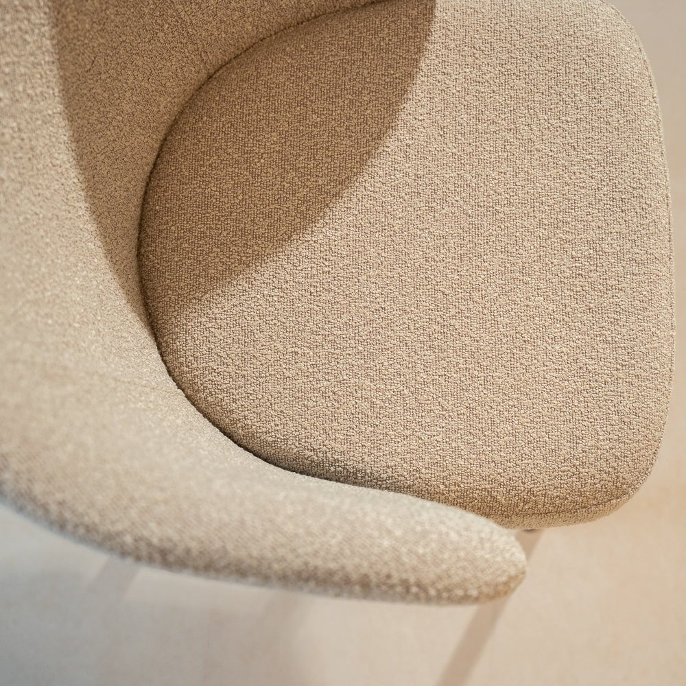 Eetkamerstoelen-Eetkamerstoel bouclé zandkleur Taro - walnootlook frame - Japandi-Dimehouse