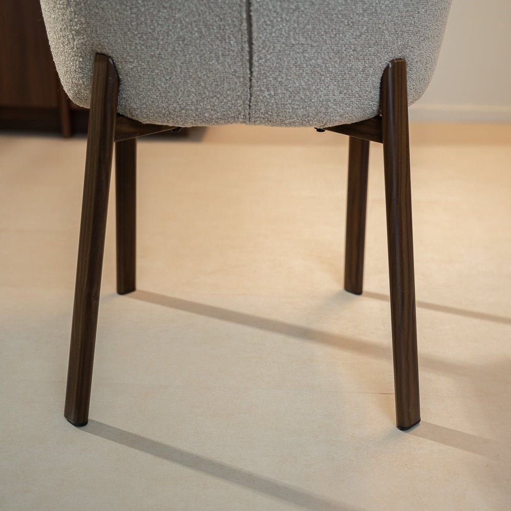 Eetkamerstoelen-Eetkamerstoel bouclé zandkleur Taro - walnootlook frame - Japandi-Dimehouse