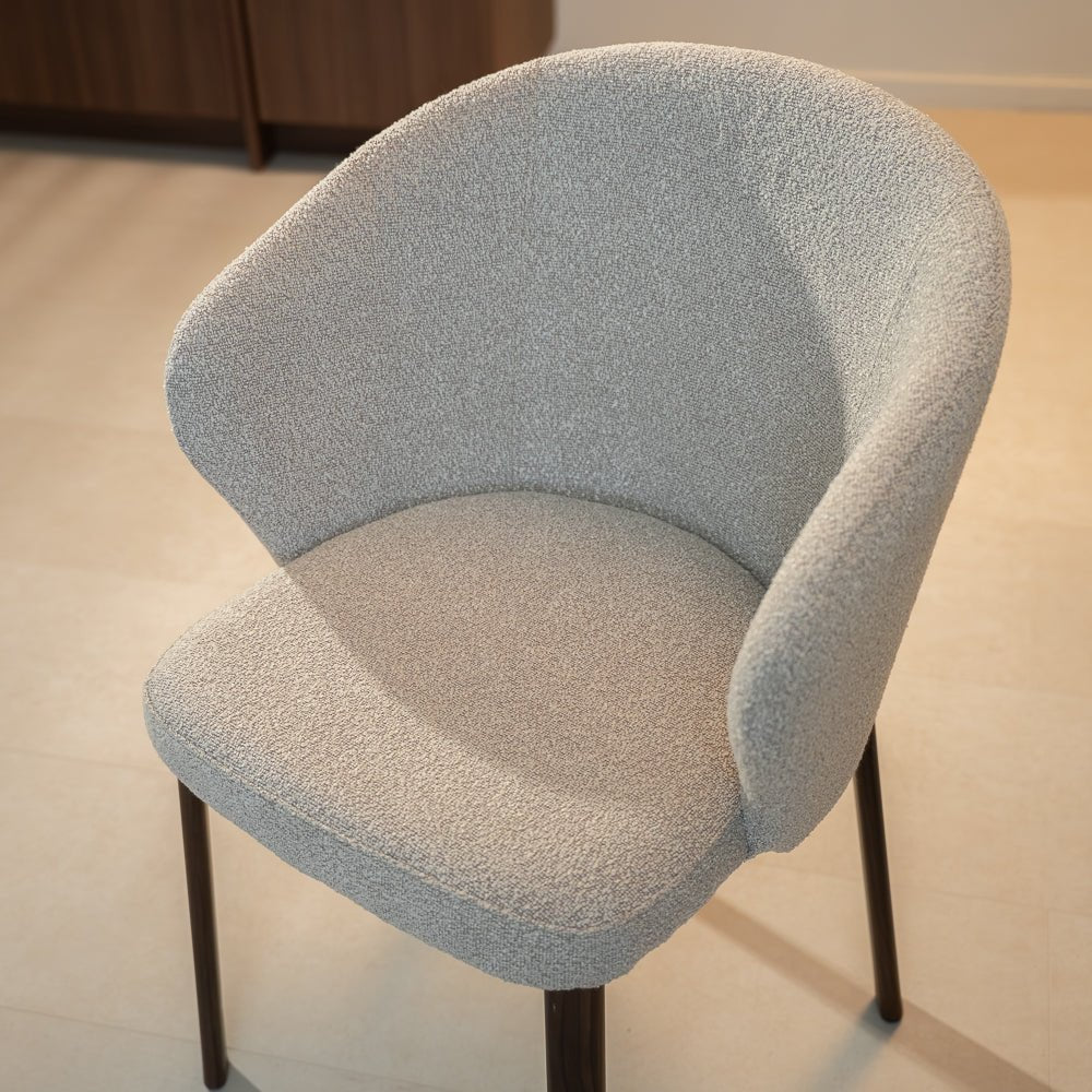 Eetkamerstoelen-Eetkamerstoel bouclé zandkleur Taro - walnootlook frame - Japandi-Dimehouse