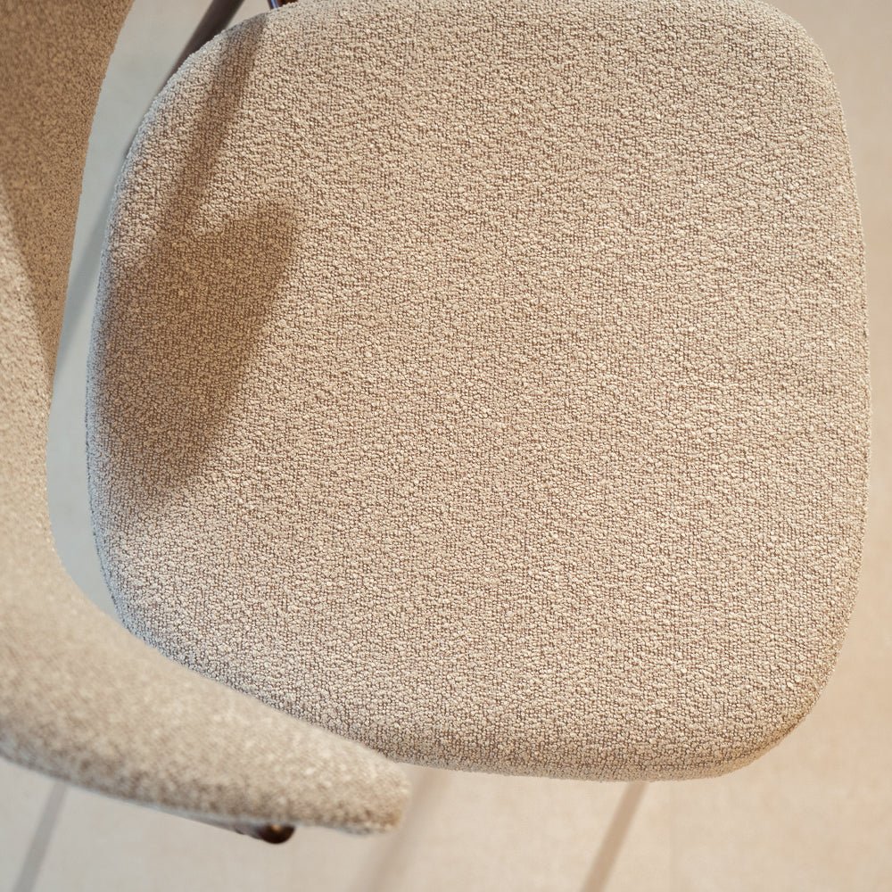Eetkamerstoelen-Eetkamerstoel bouclé zandkleur Kaito - walnootlook frame - Japandi-Dimehouse
