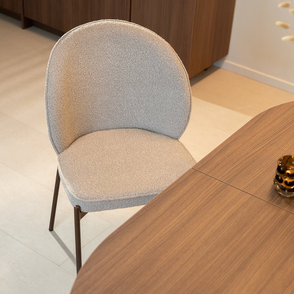 Eetkamerstoelen-Eetkamerstoel bouclé zandkleur Jiro - walnootlook frame - Japandi-Dimehouse