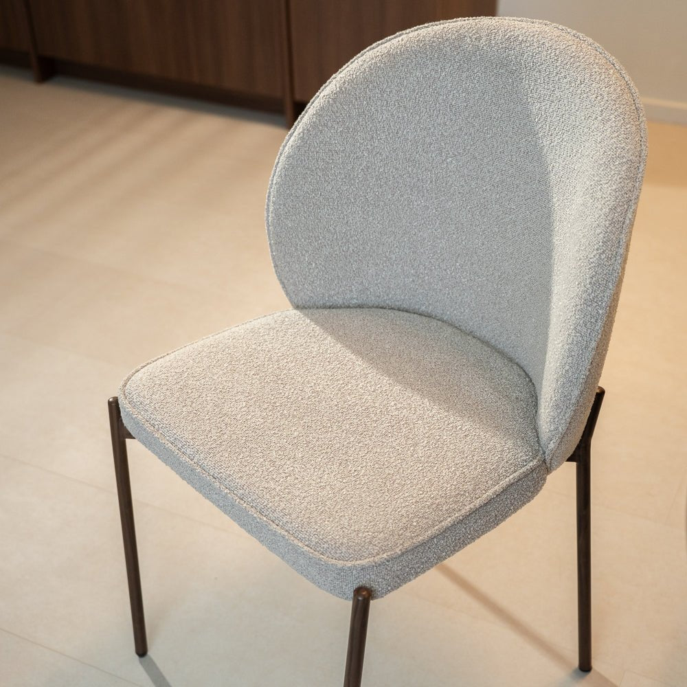 Eetkamerstoelen-Eetkamerstoel bouclé zandkleur Jiro - walnootlook frame - Japandi-Dimehouse