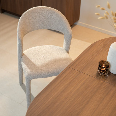 Eetkamerstoelen-Eetkamerstoel zandkleur bouclé Yumi - Japandi - volledig gestoffeerd-Dimehouse