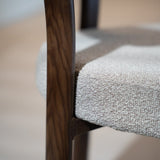 Eetkamerstoelen-Eetkamerstoel bouclé zandkleur Aiko - walnootlook frame - Japandi-Dimehouse