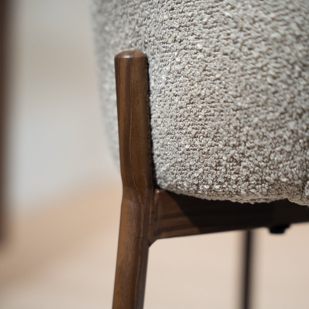 Eetkamerstoelen-Eetkamerstoel bouclé zandkleur Jiro - walnootlook frame - Japandi-Dimehouse