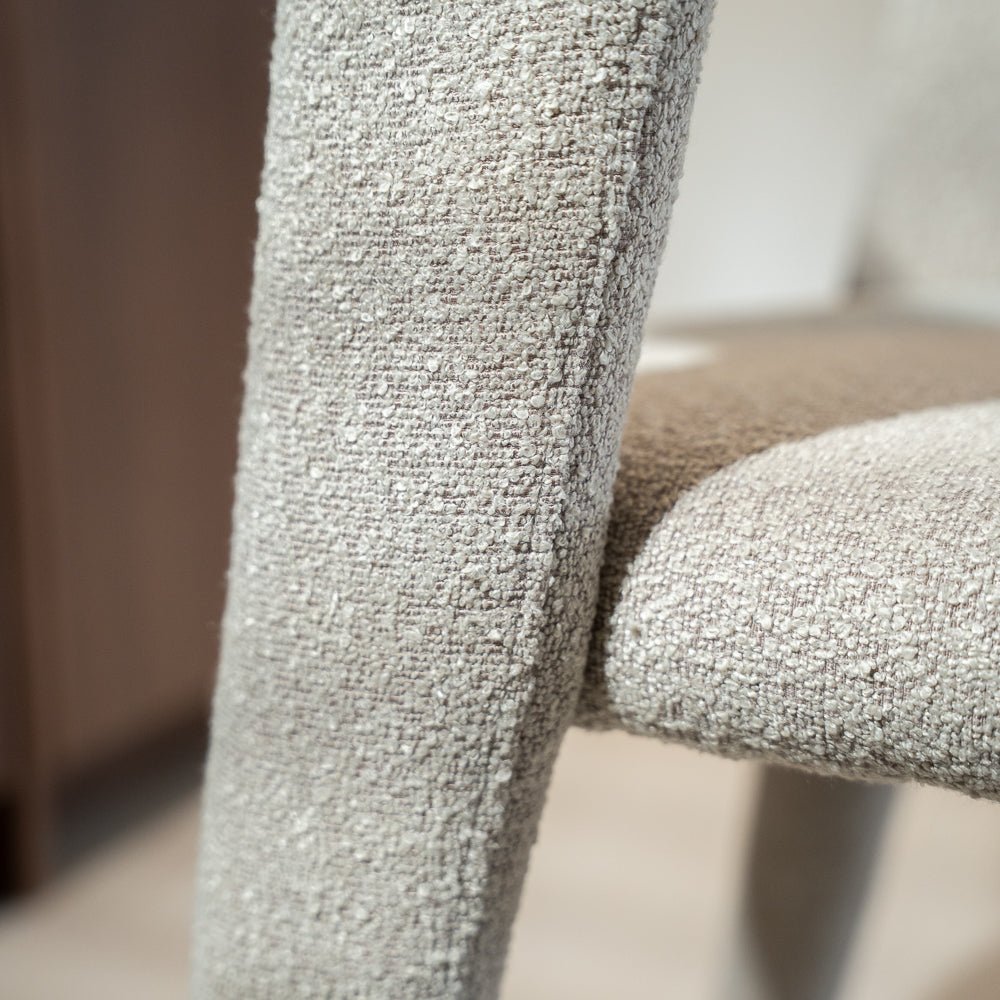 Eetkamerstoelen-Eetkamerstoel zandkleur bouclé Yumi - Japandi - volledig gestoffeerd-Dimehouse