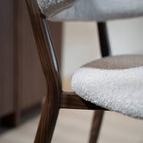 Eetkamerstoelen-Eetkamerstoel bouclé zandkleur Uma - walnootlook frame - Japandi-Dimehouse